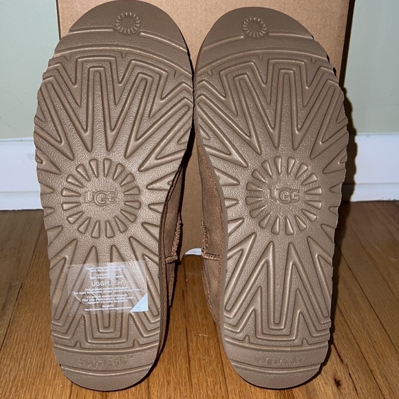 UGG Classic Slipper - Picture 6 of 6